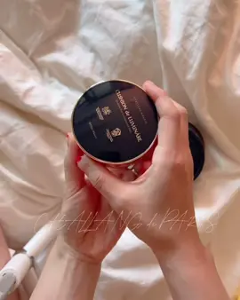 Unbox em Cushion Kim cương 𝐂𝐮𝐬𝐡𝐢𝐨𝐧 𝐝𝐞 𝐋𝐮𝐦𝐢𝐧𝐚𝐫𝐞 nhà Challans de Paris với mình nha - Thành phần quan trọng Bột Kim cương và bột ngọc trai giúp da bắt sáng và căng bóng. - Chiết xuất Hoa Nhung Tuyết  loại cây mọc ở vùng cao của Thụy Sĩ và dãy Anpel, bổ sung Niacinamide giúp tăng cường hàng rào bảo vệ da, dưỡng trắng da bảo vệ da. - Công nghệ che phủ Slim Fit thế hệ mới che phủ tốt các đốm nâu và khuyết điểm như lỗ chân lông và nếp nhăn nhỏ chỉ với vài lần dặm phấn. Khả năng che phủ hoàn hảo, lấp đầy lỗ chân lông và nếp nhăn nhỏ, kiềm dầu suốt 36 giờ. Dễ dàng tệp vào da không để lại vệt trắng. Chỉ số chống nắng SPF50+/PA+++ ---------------------- 𝑪𝒉𝒂𝒍𝒍𝒂𝒏𝒔 𝒅𝒆 𝑷𝒂𝒓𝒊𝒔 𝒘𝒊𝒕𝒉 𝑺𝒌𝒂𝒏𝒔𝒌𝒊𝒏  #skanskin #challansdeparis