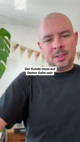 Stell Dir vor, Du gehst nicht mehr in Verhandlungen, sondern in Partnerschaft. Der Kunde sitzt nicht gegenüber, sondern direkt neben Dir. Ihr arbeitet nicht gegeneinander, sondern gemeinsam. Schulter an Schulter, Kopf an Kopf.  Sobald Du diesen Mindset-Shift wirklich verinnerlichst, verändert sich alles: Eure Kommunikation, Eure Prozesse, Euer gesamtes Miteinander. Du hörst auf, nur zu liefern, und fängst an, mitzudenken. Du entwickelst nicht mehr für, sondern mit dem Kunden. Und das Beste: Der eigentliche „Gegner“ ist nicht Dein Kunde, sondern die Skepsis der Kunden Deines Kunden. Ihr zieht an einem Strang, um gemeinsam Vertrauen aufzubauen und echte Ergebnisse zu erzielen. Das ist kein Service mehr, das ist ein gemeinsames Business-Mindset.