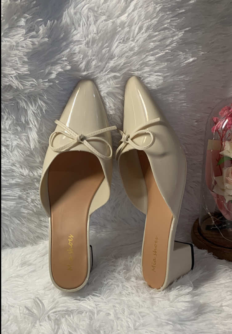 Sobrang lambot lang niya sa paa 😍 Luv it! #ribbonsandals #pointedheels #pointedsandals #sandals #sandal #sandalsforwomen #miashoes #miasandals #affordablesandals #rubbersandals #aestheticsandals 