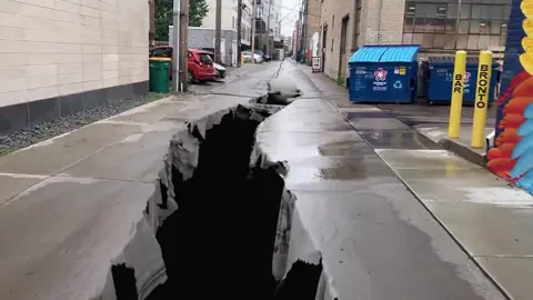 CGMatter (x.com/MatterCg) showcased a cool cloth-tearing Blender simulation in an unusual way. . Watch this ball breaking through the road: https://80.lv/articles/road-gets-torn-in-awesome-fabric-tearing-simulation . Want to get noticed? Register on our Talent platform and publish a portfolio page to get featured 80lv.pro/join  . . . . . #80lvtalent #3d #3dart #3dartist #artist #gamedev #indiedev #rendering #render #art #blender3d #b3d #blender #simulation