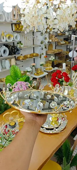 الطلب عن طريق الموقع  https://www.zakdecoflowers.com/products/plateaux-miroir-cristal-avec-bras?_pos=1&_psq=plateaux+mi&_ss=e&_v=1.0 ZakDecoFlowers #ديكور_المنزل #تنظيم_المنزل #ديكور_جزائري #ديكور_عصري #فخامة_الخشب #interiordecor #homeinspo #étagère