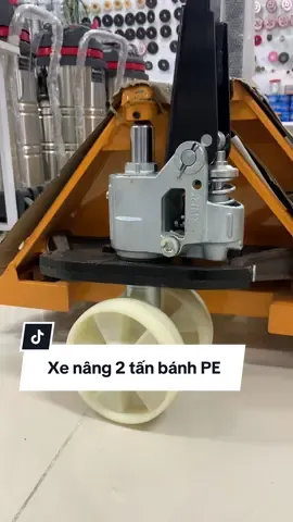 Xe nâng tay thuỷ lực trọng tải 2 tấn, bánh PE, càng rộng 685 mm dùng để di chuyển, sếp gọn hàng hoá #xenang #xenangthuyluc #xenang2tan 