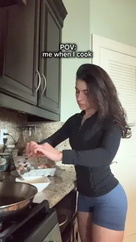 I just can’t resist clean fingers 😅  #cooking #GymTok #gymrat #gymgirl #mealprep #mealprepping #healthyeating #healthymeals #proteinpancakes #fyp 