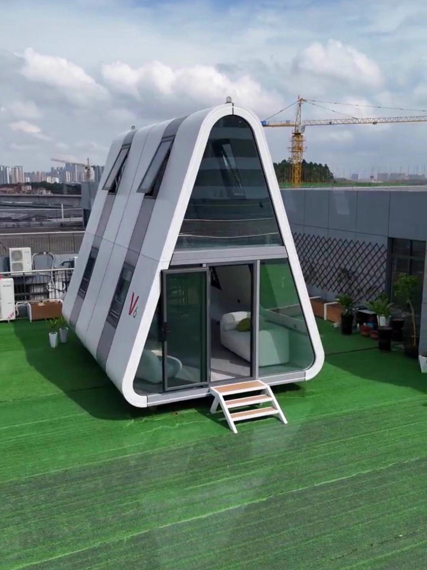The demand for this triangular house is very high, and the factory is concentrating on production#spacecapsule #hotel #Mobilehouse #build #Creative #Design