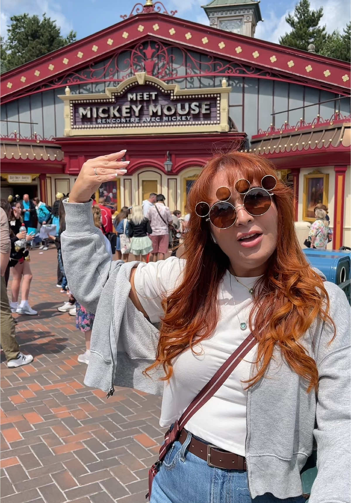 Language barrier in Disney Paris with @Jessica Noelle #micmouse #mickeymouse #disneyparis #paris #france #disney #newgirl 