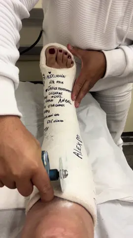 Retirada de gesso.   #asmr #asmrsounds #asrmsounds #plaster #yeso #gesso #fyyyyyyyyyyyyyyyy #fyy #fyp #fyb #foruyou #work #worklife #african #africa #angola🇦🇴portugal🇵🇹brasil🇧🇷 #explorarpage #umboxing #estadosunidos🇺🇸 #fypシ゚ 