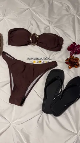 The perfect 2 piece bikini for tanning in the summer 👙🌻 #strapless #bikini #Summer #beach #pool #summervacation #vacationoutfits #swimwear #brownbikini #tiktokshopfinds #bathingsuit #cutebikini 