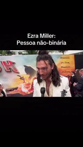 Ezra se declarou pessoa não-binária (pronomes they/them) e sua expressão reflete certa androginia (barba, unhas pintadas, cabelo grande mas sem estar muito arrumado, voz entre masc e fem).  Acredito que Ezra mesmo sendo nb, se aproxima um pouco mais do masculino, pois sua expressão é predominante masculina com um toque de feminilidade (como usar um terno com transparência por ex).  Isso é uma demonstração que existem infinitas maneiras de ser nb. #naobinario #ezramiller 