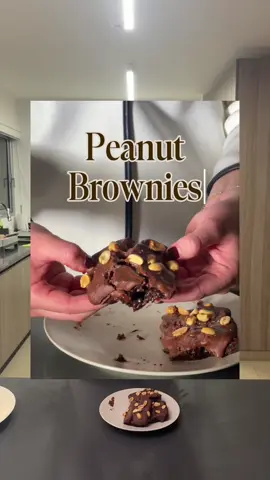 Peanut butter brownies demasiado melcochudosss y cubiertos en chocolate 😮‍💨🤤 Les dejo la receta! 1 1/4 cdita de sal 1 cds maicena 35ge aceite 130gr azúcar blanca  130gr azúcar rubia 120gr mantequilla sin sal 1 1/2 cdita de vainilla 75gr harina sin preparar 35gr de cocoa en polvo 3 huevos 75 gr chocolate Crema de maní: Partes iguales de manjar o dulce de leche y mantequilla de maní  Horno: 180grados por 25 minutos