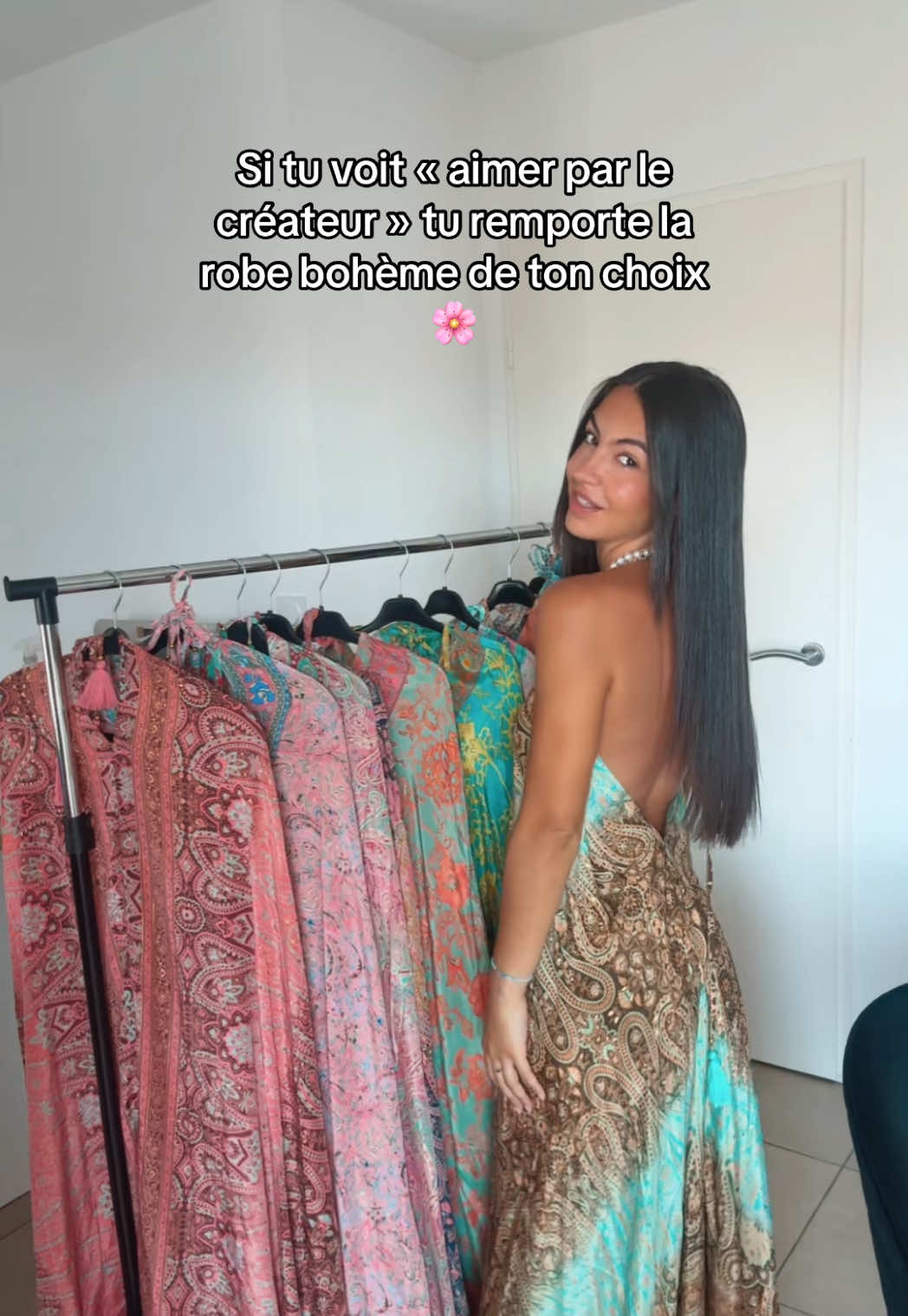 🚨🚨JEU CONCOURS ALERT 🚨🚨 Tu veux gagner ta sublime robe bohème pour cet été  ? 👗  C'est super simple : 1. Like cette vidéo 2. Abonne-toi à mon compte 3. Commente Je likerai le commentaire le 23/06 🌸 Bonne chance à toutes ! #jeuconcours #ilahyashop #bonplan #cadeau #giveaway #femmesstylées #shoppingaddict