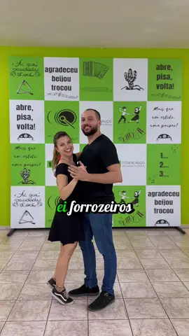 ⬇️DESAFIO PASSA POR BAIXO  . ✨Hoje eu trouxe mais um desafio de “passa por baixo” pra vocês, inspirado na sequência de aula da tia @raymfurtado , diretamente do @pdgoiania 👣 . 💃E tive uma super ajuda desse condutor arrasante @esquecimeuarroba  . 😍BORA praticar? Gravem um vídeo fazendo o movimento e marquem a gente!  . 💌SALVA e COMPARTILHA com outros forrozeiros, vai🫰 . #forro #pedescalco #forrouniversitario #pdgoiania #forropedeserra #professores #alunos #dancarinos #desafio #challenge 