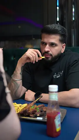 When your lost on your phone 😏 #ombrebirmingham #birminghamhalalfood #halalrestaurant #birminghamrestaurants #sadafaras #bengali #pakistan #grillz #sylhet #parmesancheese @Sadaf Aras @Akshay_Vashisht 