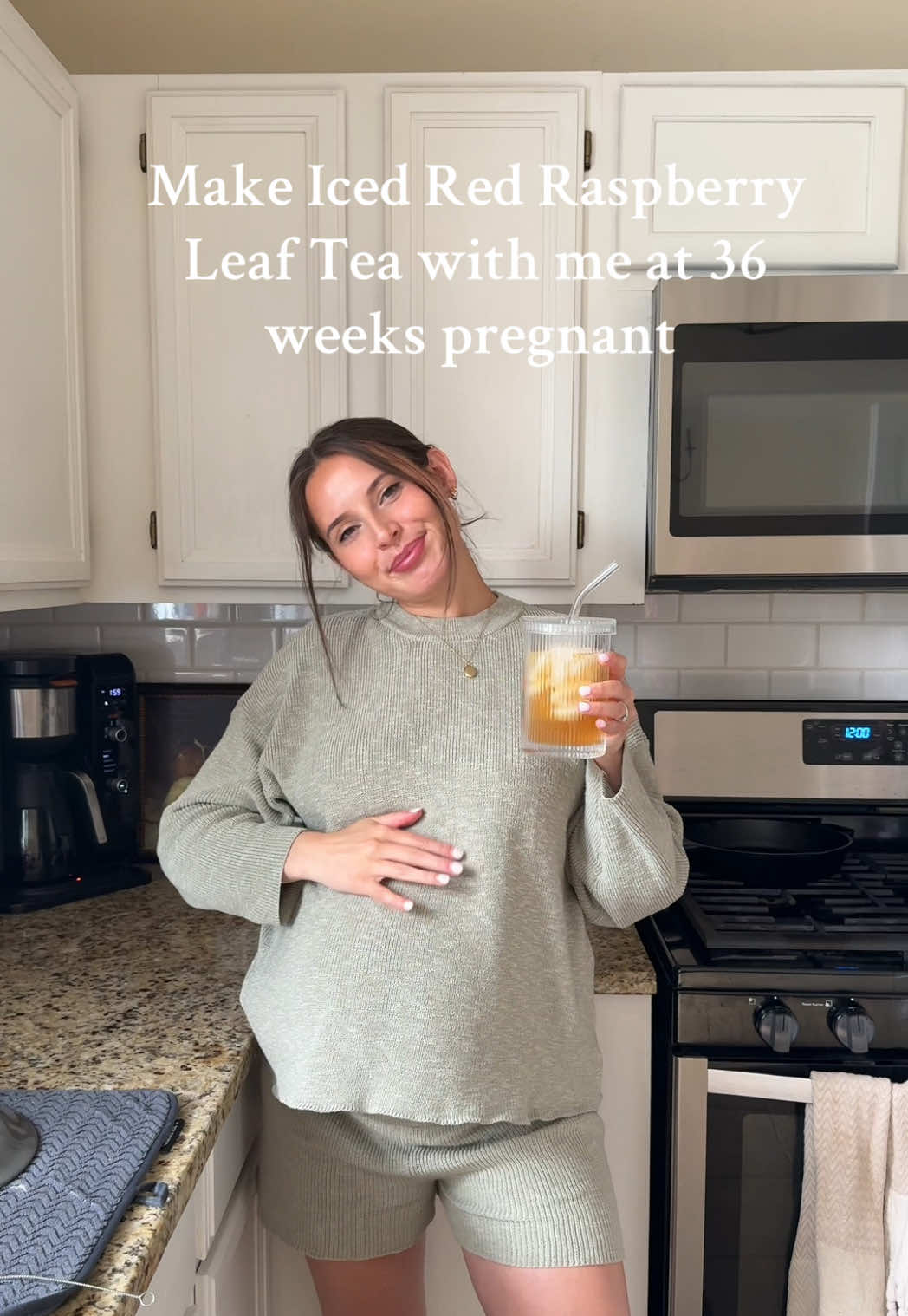 Red Raspberry Leaf tea for us summer moms 🤩 to clarify this does not induce labor but gets the body ready when the time comes! This makes about 4-5 cups of the tea! #pregnant #pregnanttiktok #pregnancy #laboranddelivery #labor #redraspberryleaftea 