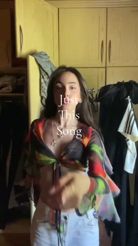 Dinle dinle bıkmadım farklı bir vibe var şarkının ✨