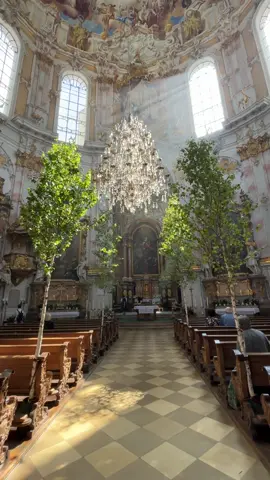 ⛪️ Fronleichnam in Kloster Ettal - eine total stimmungsvolle Atmosphäre 😱😊 #klosterettal #kloster #kirche #bayern #prozession #fronleichnamsprozession #katholisch #glaube #katholischerglaube 