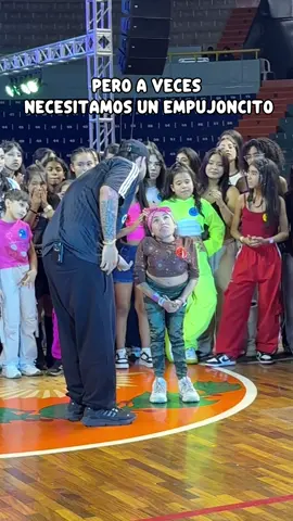 A veces, solo necesitamos un pequeño empujoncito… 💛 Ella se olvidó de la coreografía, pero ¿saben qué? No importa. La clase es para eso: para equivocarse, para aprender, para volver a intentar. Y hoy, más que cualquier paso, me quedo con su carita de felicidad al lograrlo. Ese brillo en sus ojos lo dice todo. ¡Gracias, Perú 🇵🇪! Empiezo a compartir con ustedes los increíbles talentos que pasaron por mi clínica… y los momentos que me robaron el corazón. @Wolfgang Studio gracias por hacer este eventazo posible 