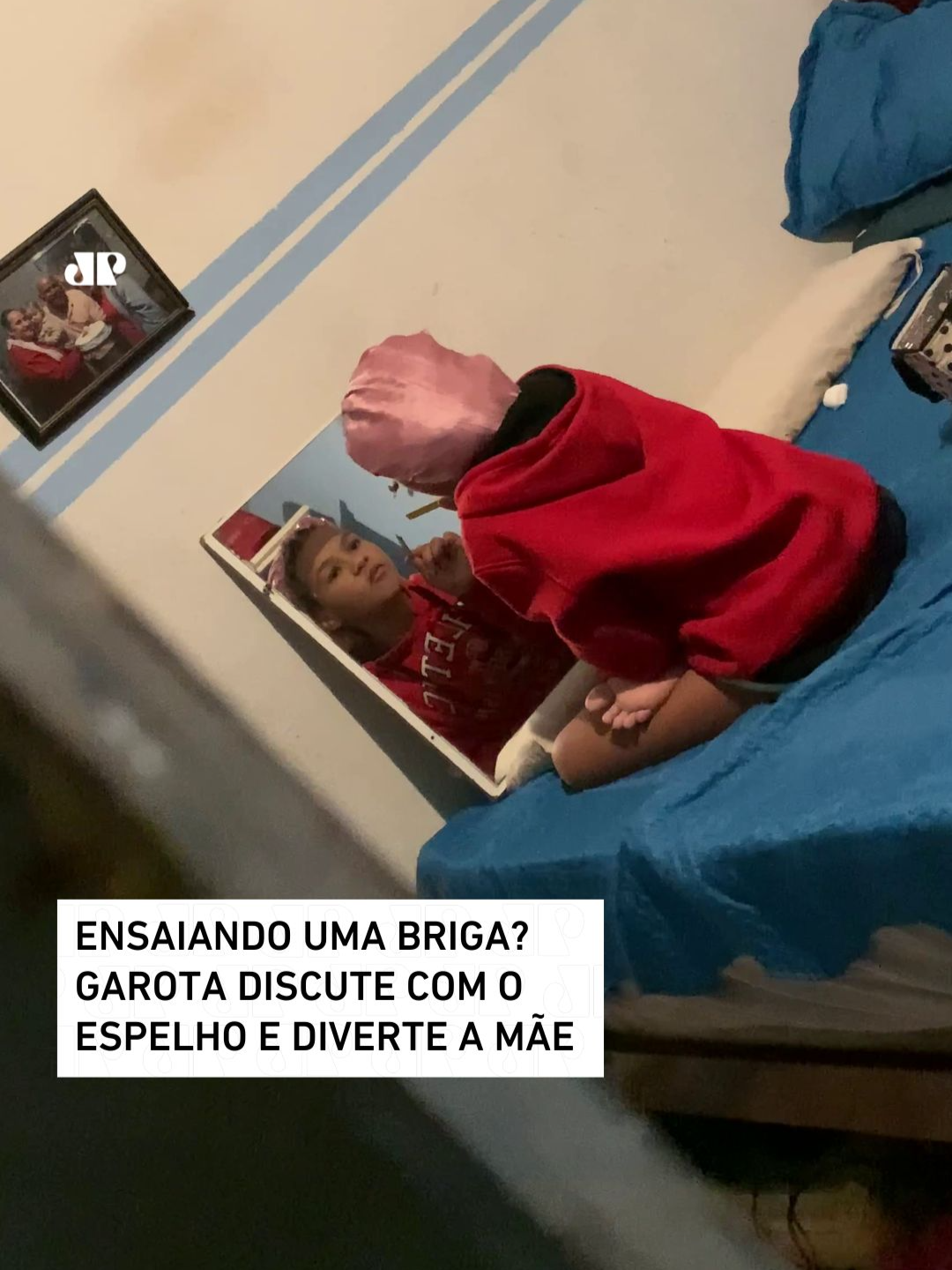 Aline compartilhou um momento hilário da filha Nicolly, que aparece discutindo com o próprio reflexo no espelho. Na legenda, a mãe brincou: “A mais normal da casa”. Ela estava escondida assistindo à cena e, quando a jovem percebeu, ficou envergonhada e começou a rir. 🎥Reprodução: Instagram/almonteiiro | @myhoodbr 📺  Confira na JP News e Panflix #viral #família #adolescente #jovem