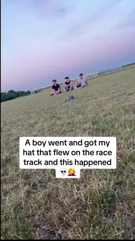 When he got up he started laughing as if it didn’t hurt 💀🤦‍♀️ #fyp #viral #funny #embarrassing #hdpr 
