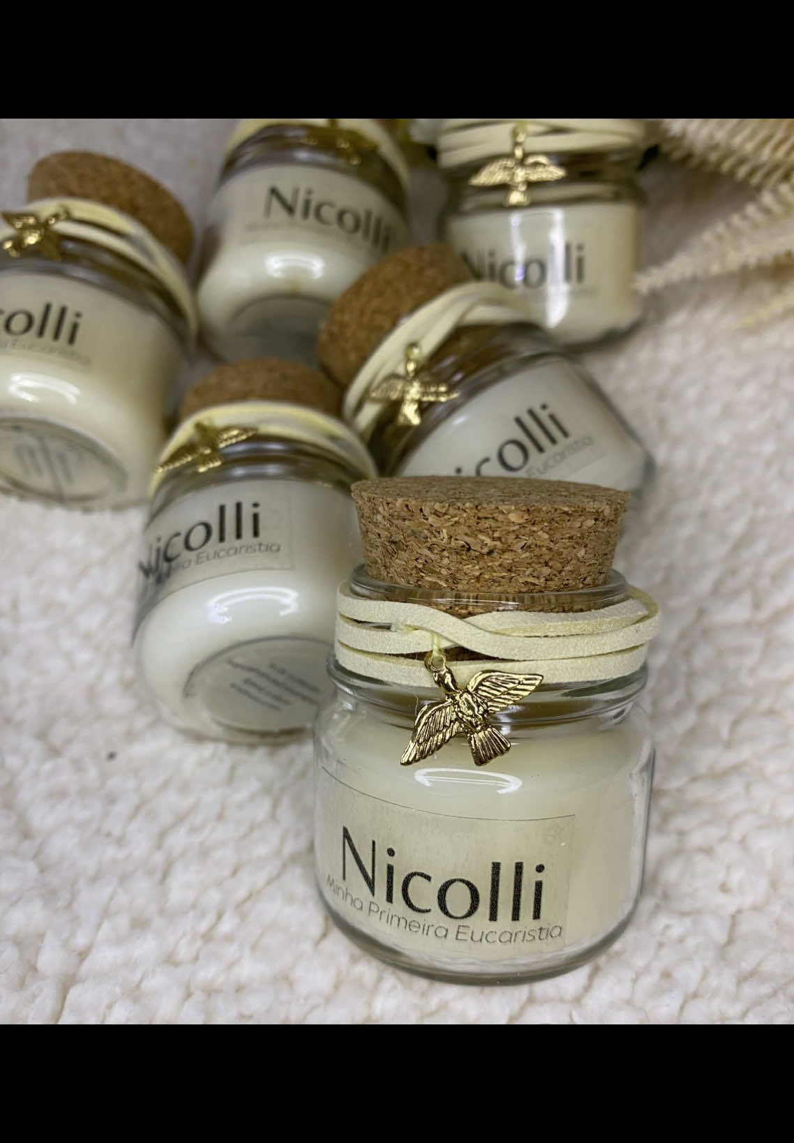 Cada detalhe aqui carrega um propósito…. Cada vela é única assim como cada criança que vivência esse momento tão especial: a primeira eucaristia.  Faça um orçamento com a gente 🥰 #vela #velaartesanal #lembrancinha #lembrancinhapersonalizada #candle 