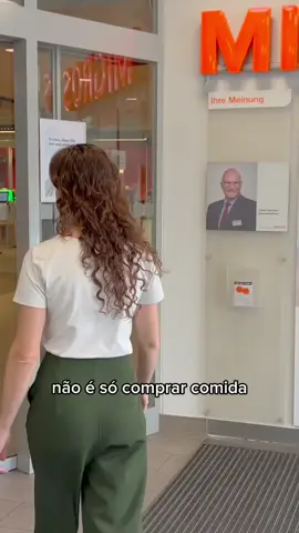 🛒 Fazer mercado na Suíça é uma experiência à parte... Nada de sacolinha, ninguém embala suas compras, e o carrinho? Só com moeda! ⠀ Hoje eu te levo comigo nessa rotina que virou quase um mini desafio logístico (e financeiro também 😂) ⠀ 🇨🇭 Pra quem mora fora, essas pequenas coisas viram aprendizado diário. ⠀ ⠀ 📌 Me segue pra mais bastidores reais da vida na Suíça com filhos e frango caro 😅 Vídeo completo no YT #vidanaSuíça #mercadonaSuíça #Suíçacomfilhos #brasileirosnaSuíça #maternidadenaSuíça #vlogSuíça #rotinanaSuíça #migros #coop #mercadoeuropeu