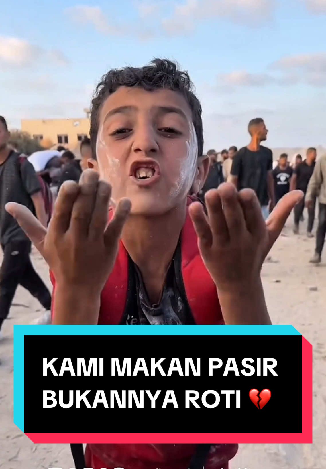 Maafkan kami Nak 😭 “Tidak ada tepung, tidak ada makanan... kami makan pasir, bukan roti.” Ucap seorang anak laki-laki. Di tengah blokade terhadap bantuan kemanusiaan dan serangan yang tak kunjung reda, juga kelaparan yang nyata dan menyakitkan. Satu roti dijual seharga 20 shekel (sekitar $5,30)-jika memang ada. Orang-orang keluar setiap hari untuk mencari bantuan... dan tidak menemukan apa pun. Jangan tinggalkan Gaza. Bantu mereka melalui: zakatkita.org/bantupalestina  #FreePalestine #gazagenocide #gazaunderattack