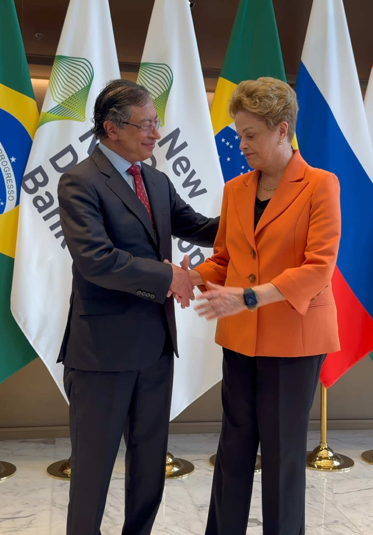 Colombia se une oficialmente al Nuevo Banco de Desarrollo de los BRICS. En Shanghái, solicitamos el ingreso de muestro país  al Nuevo Banco de Desarrollo, integrado por Brasil, Rusia, India, China y Sudáfrica. Esta adhesión abre nuevas oportunidades de financiación para proyectos estratégicos y es un paso clave para diversificar alianzas y fortalecer la economía del país. #Brics #dilmarousseff #brics #gustavopetro #China #economia #petropresidente 