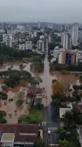O Rio Grande do Sul enfrenta novamente o risco de enchentes graves. Fortes chuvas atingem o estado desde essa segunda-feira (16), reacendendo o temor de novas inundações, especialmente na região do Vale do Taquari, uma das mais afetadas durante a tragédia climática de 2024. Nesta quinta-feira (19), o nível do Rio Taquari chegou a 22,63 metros em Lajeado, cidade a cerca de 116 km de Porto Alegre, superando o limite de cheia, que é de 19 metros, segundo dados da prefeitura local. Diante do cenário, a Defesa Civil emitiu alerta vermelho para o risco de transbordamento do rio até o próximo dia 20. Diversas famílias que vivem em áreas de risco foram transferidas para abrigos nos últimos dois dias. O governo estadual informou que as regiões Norte e Centro estão sob alerta vermelho e laranja, indicando risco grave e necessidade de atenção redobrada. A situação traz à memória as enchentes do primeiro semestre de 2024, quando o estado viveu uma das piores catástrofes climáticas de sua história. Naquele período, mais de 180 pessoas morreram e cerca de 581 mil foram obrigadas a deixar suas casas, segundo relatório do Banco Interamericano de Desenvolvimento (BID). Em algumas localidades, a chuva chegou a 300 mm em um único dia, provocando o colapso de infraestrutura e deixando comunidades inteiras submersas. 🎥 Reprodução: Reuters 📺 Confira na JP News e Panflix #JovemPanNews #Enchentes #RS