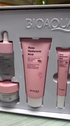¡Regálale a tu piel un jardín de hidratación y juventud! 🌷✨ Nuestro Kit de Rosas con Ácido Hialurónico Bioaqua es la rutina completa para una piel que luce y se siente increíble. La delicadeza de la rosa se une al poder hidratante del ácido hialurónico para rellenar, suavizar y revitalizar tu rostro. Este kit te ayuda a lograr una: ✨Hidratación profunda: Rellena y mantiene la humedad esencial de la piel. ✨Piel más elástica: Mejora la firmeza y suaviza la apariencia de arrugas. ✨Apariencia radiante: Devuelve la luminosidad y frescura a tu cutis. ✨ Experiencia sensorial: Disfruta de un aroma floral que calma los sentidos. ¡Descubre el secreto para una piel que florece con luz propia día tras día! #rosa #kitdeskincare #skincare #skincarevenezuela #bioaqua #bioaquavenezuela #limpiador #locion #cremahidratante #contornodeojos #fyp #fypp #parati 