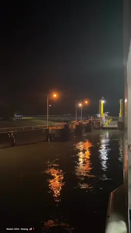 View naik kapal malam hari bikin melting ✨🧠 #pelautpunyacerita #penumpangkapal #bangkabelitung #sumsel #mentok #tanjungkalian #masukberandafyp 