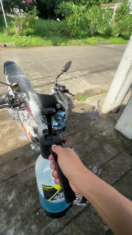 Ing-ani pagamit sa hand foam sprayer mga ka MOTO. Sayon ra kaayo unya convenient gyud sainyong pag washing sa motor or sakyanan. #handfoamsprayer #soapsprayer #carwasher #toolsforcarwash #fyp #pumpsprayer #motorwash 