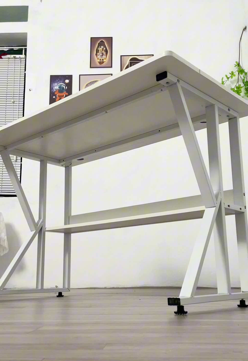 Mua bàn nên chọn loại có thanh ngang như của mình này ,không như cái cũ mình đang dùng nó cong mặt bàn rồi #banlamviec #bangaming #khanhunbox 