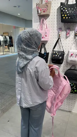 my dream backpack come true hehehe so cantik korang siapa yang nak tenguk kita try on bergitu heheheh #fyppppppppppppppppppppppp #personalshopper #crocs4life #crocsmalaysia #trusttheprocess #crocs #psmalaysia 