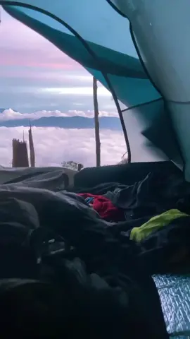 santapan Bagun tidur, langsung di duduh kan dengan genangan lautan awan yang luar biasa indah.#burnikelieten2639mdpl #burnikelieten #lagugayo #lautanawan #acehviral 