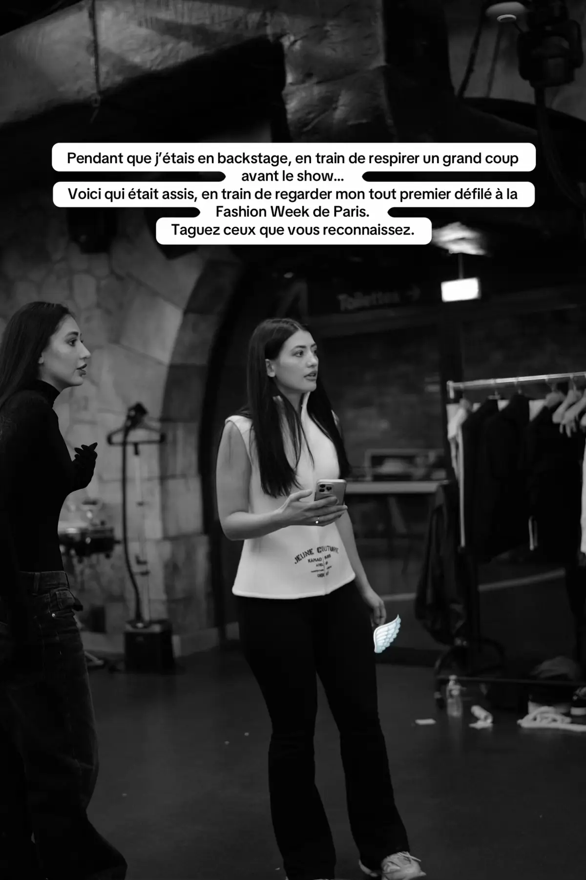 Backstage vs Show. Pendant que je prenais une grande inspiration derrière le rideau, voilà qui était assis devant. Premier défilé à la Fashion Week de Paris. Taguez ceux que vous reconnaissez. Et dites-moi : vous seriez plutôt backstage ou front row ? #FashionWeekParis #DéfiléKamad #Camus #BackstageVsShow #CréateurIndépendant #FauneCouturie #TikTokMode #UpcyclingLuxe #ParisFashionShow