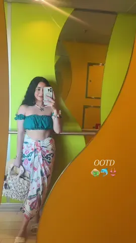 Poolside, but make it fashion 👒🐬👙 #poolparty #outfit #OOTD #cruiseoutfits #summeroutfit #cruisetok #royalcaribbean @Royal Caribbean 