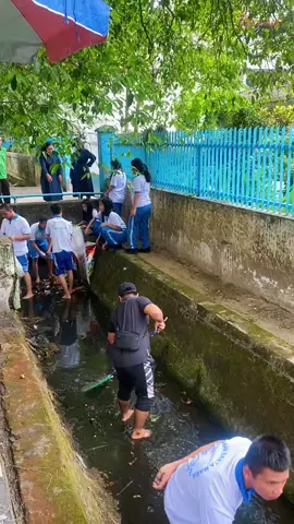 Memberikan kepercayaan diri kepada siswa melalui kegiatan Gotong Royong. SISWA SMA KATOLIK SIBOLGA ❤️🫡🫶✊✊🔥 #Guruhebat #siswacerdasdankreatif  #Jumatbersih #Fypp  #gotongroyong  #gurupjok