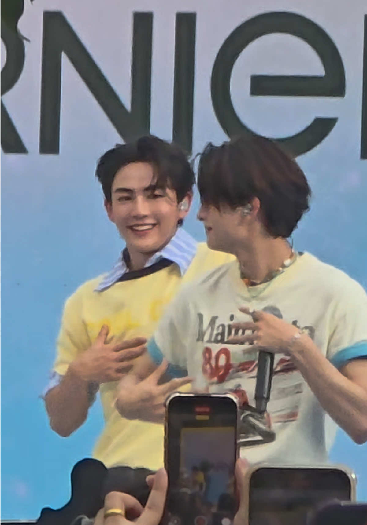 โมเม้นที่เห็นมากับตาเนื้อ 🥹 #ปองชู #ขุนฮาร์ท #khunheart  #GarnierUVCoolingDayxBUS 