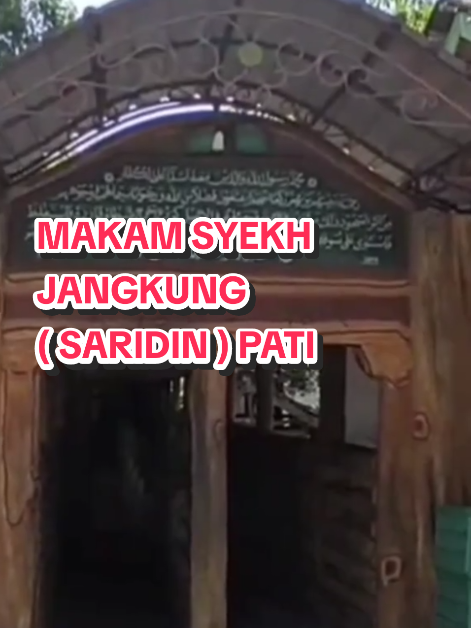 Makam Syekh Jangkung Saridin Pati #makamwali #makamwaliallah #waliyullah #waliallah #makamsaridin #pati  #makamsyekhjangkung #wisatareligi #ziarahwali #ziarahwaliyullah  Makam Syekh Jangkung Saridin.  Lokasi: Desa Landoh, Kecamatan Kayen, Kabupaten Pati, Jawa Tengah. Syekh Jangkung atau Saridin adalah seorang Waliyullah legendaris yang namanya sangat populer di kawasan pesisir utara, utamanya di wilayah Kabupaten Pati, Jawa Tengah. Silsilah dari Syeh Djangkung ada beberapa versi. Di antaranya ada yang mengatakan Syeh Djangkung putra dari Sunan Muria. Namun, ada pula yang menyebut dia putra dari Ki Ageng Kiringan atau Syekh Abdullah Asyiq yang berada di Tayu, Pati. Syekh Jangkung atau Saridin sejak masih muda berguru kepada Sunan Kudus dan dilanjutkan berguru kepada Sunan Kalijaga. Ia dikenal sudah memiliki kemampuan agama yang mumpuni, termasuk dalam amalan-amalannya. Ia sering menunjukan kemampuan agama dan karomah atau kesaktiannya di depan para guru dan santrinya. Nama asli Syekh Jangkung adalah Syarifuddin. Untuk memudahkan masyarakat Jawa mengucapkannya sesuai logat, nama Syarifuddin berubah menjadi Saridin. Gelar Syekh” bagi Saridin sendiri merupakan pemberian dari negeri Rum atau Andalusia. Adapun nama Syekh Jangkung” merupakan pemberian gurunya, Sunan Kalijaga. Selama menjadi muridnya, Syekh Jangkung selalu dijangkung” oleh Sunan Kalijaga. Makna kata dijangkung” sendiri adalah dilindungi, diayomi, dipelihara, dididik, dan selalu dalam naungan. Saridin atau Syekh Jangkung juga merupakan saudara ipar dari Sultan Agung, Raja Mataram ke-3 melalui pernikahan dirinya dengan kakak dari Sultan Agung yang bernama Retno Jinoli. Pertemuan Syekh Jangkung dan Sultan Agung ini di masyarakat banyak diceritakan dalam legenda Sultan Agung Tani. Diceritakan, kedua saudara ipar ini bahu membahu untuk menumpas kejahatan dan menyebarkan agama Islam di masyarakat. Keberadaan makam Syekh Jangkung atau Saridin ini masih terawat hingga sekarang. Banyak peziarah, dari Pati maupun dari luar daerah, di makam yang berada di utara Pegunungan Kendeng ini.