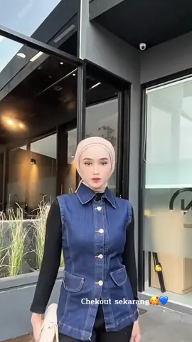 Kali ini bukan cuma hati yang cerah, tapi pake Lika Vest Blue juga bikin ootd kita cerahhh setiap harinya 😍#vestjeans #rompijeans #ootdhijab 