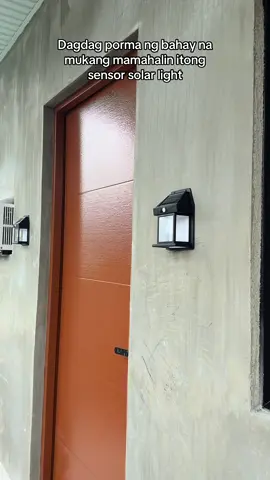 Dagdag porma ng bahay na mukang mamahalin itong sensor solar light  #solarlight #solarlamp #outdoorlights 