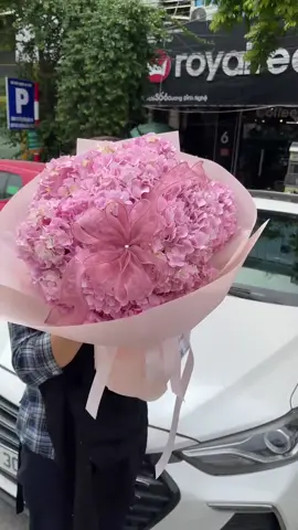 ⸻ 💗 Sắc hồng dịu dàng - Lời yêu thương tinh tế 💗 Bó hoa cẩm tú cầu mang sắc hồng pastel nhẹ nhàng, không chỉ là món quà xinh xắn mà còn là thông điệp đầy cảm xúc: sự trân trọng, lòng biết ơn và cả những lời chưa nói thành lời. Dành tặng cho người phụ nữ bạn yêu thương, cho người bạn trân quý hoặc đơn giản là tự thưởng cho chính mình một điều thật dịu dàng 🌸 💌 Hoa phù hợp cho: sinh nhật, ngày kỷ niệm, lời cảm ơn, hoặc đơn giản là một ngày đẹp trời muốn mang nụ cười đến ai đó. #hoatuohanoi #daycamhoanoshop #hoatuoicaocap 