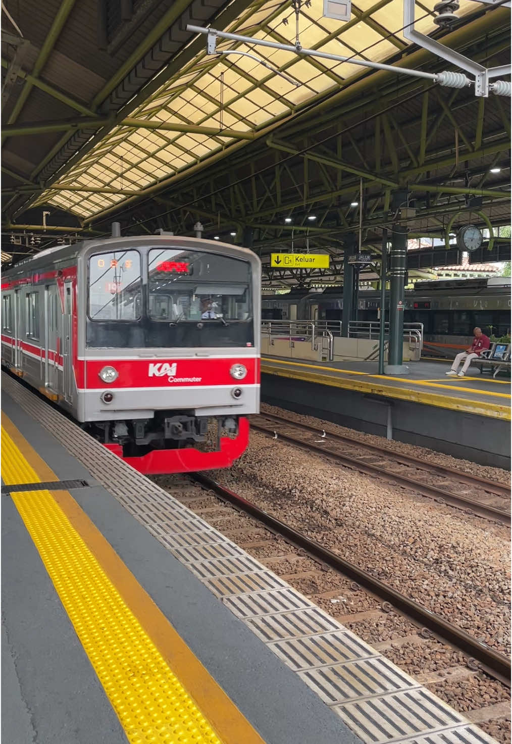 KRL melintas di Stasiun Gambir Jakarta 👀 #Krl #krlcommuterline #krljakarta #stasiun #stasiungambir #kereta #commuterline #keretalistrik #railway #railfans #railfansindonesia #rail #relkeretaapi #naikereta #stasiunmanggarai #railfan #pecintakeretaapi #huntingkereta 
