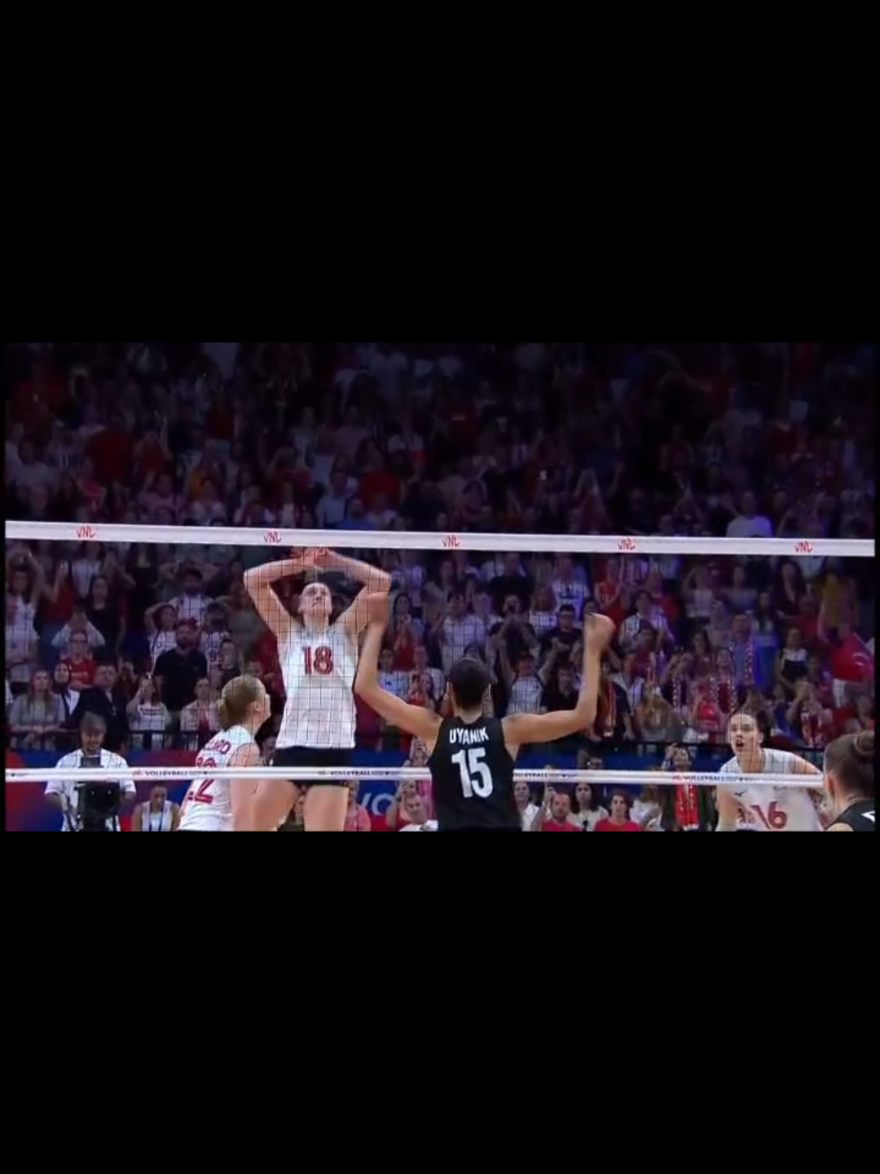 เซ็ต 3 สาวๆแคนนาดา สู้สุดใจจริงๆ 👏 ชอบน้อง Anna smrek ตอนอยู่ Milano ไม่ค่อยได้ลงเล่นมาทีมชาติ ลุงกุย ให้น้องลง ดีใจ👏 #วอลเลย์บอลหญิง #volleyballgirls #volleyball #vnl2025 #annasmrek  #volleyballnationsleague #volleyballcanada #canada🇨🇦 