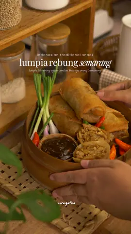 Gorengan itu buruk buat kesehatanmu! Tapi.. bukan gorengan yang satu ini. Di umur berapa kamu baru tau? 😮‍💨 Kalo konsumsi minyak kelapa mau ditumis ataupun buat deepfry goreng itu ternyata jauh lebih sehat dibanding pake minyak goreng biasa. Lumpia Rebung Ayam, jajanan khas dari Semarang ini aku masaknya pake minyak kelapa dari @ekafarm_ Isiannya gurih renyah dari rebungnya, plus luarnya crunchy dan gak bikin serik ditenggorokan. kamu bisa pakai resep ini buat ide Jualan! Estimasi bahan dan harganya bakal aku cantumkan dan pin di kolom komentar ya! Lumpia Rebung Khas Semarang - recipe by teh Jenny Mci8 & chef Yongki Gunawan - modifikasi @nneagatha Bahan isian rebung: - 75ml Minyak Kelapa - 3 siung Bawang Putih cincang - 30gr ebi kering bubuk - 200gr ayam cincang/giling - 1 sdt Gula Pasir - 2 sdt Kaldu Jamur - 1/2 sdt Merica bubuk - 1/2 sdt Garam - 3 sdm Kecap Ikan - 2 sdm Kecap Asin - 4 sdm Kecap Manis - 2 butir Telur Ayam - 500gr Rebung rebus Bahan saus: - 400ml air - 25gr Gula Pasir - 15ml Kecap Ikan - 50ml Kecap Manis - 1/4 sdt Merica - 25gr Gula Jawa - 4 siung Bawang Putih cincang kasar - 1 buah bunga Lawang - 20gr (2sdm tepung Tapioka) + 50ml air agar sausnya jadi kental Bahan lainnya : - kulit lumpia - 2 sdm tapioka larutkan dalam air (untuk perekat) - Daun Bawang / Kucai - Cabai rawit kamu suka gorengan lumpia juga? save dan share reels ini sebelum ilang kena scroll-scroll konten lain. jangan lupa follow - @nneagatha buat konten masak seru lainnya! 😍 . . #lumpia #rebung #rebungbambu #bamboorecipes #springrollbamboo #lumpiarebungayam #reseplumpia #gorengan #idejualan #resepcemilan #springroll #springrolls #bambooshoot #bamboofood #fypviralシviraltiktok #fypchallenge #gorengansultan #semaranghebat #makanankhassemarang #lumpiarebung #lumpiarebungayam #fyp #CSI