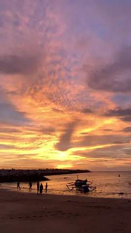 Senja itu menenangkan🌅💕 #senja #senjasorehari #senjaku #sky #sunset #sunsetlover #sunsetvibes #sunsets #sunsetbeach #fyp #videos #videoviral #videosenjaestetik 