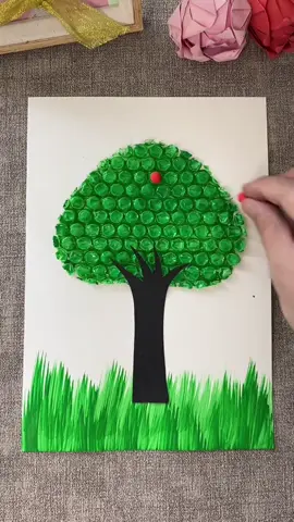 Don't throw away the bubble wrap! Create beautiful creative children's paintings and crafts with kids. #ParentChildHandicraft #ToddlerHandicraft #ChildrenCreativeArt #CreativeChildrenPainting #ToddlerCreativeArt