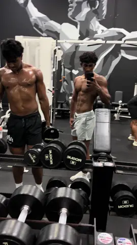 In between sets @Justin Fernandez #GymTok #motivation #Fitness 