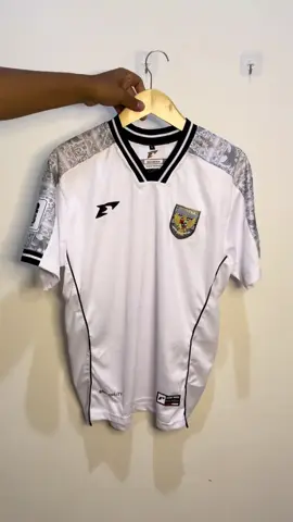 Jersey Timnas Gak Pernah Gagal Bikin Bangga! Khusus kamu yang suka tampil sporty tapi tetap kece 💥 Yuk kenalan sama Jersey Timnas Away 2025 Monokrom 🤍🖤 ✅ Desain elegan & modern ✅ Bahan adem & ringan ala Brazil ✅ Motif timbul monokrom yang eksklusif ✅ Cocok buat nonton bareng, futsal, atau outfit harian Ready semua size! Buruan sebelum kehabisan stok! #JerseyTimnas#TimnasIndonesia#Erspo2025#JerseyBolaKeren#JerseyMonokrom#OOTDPria#SportyLook#TikTokAffiliate#BajuBolaKeren#IndonesiaBangga