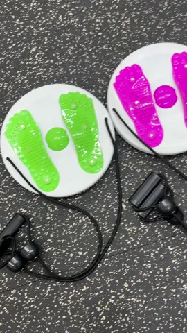 Waist Twister Disk is an effective tool to burn calories and massage the feet!  #waisttwistingdisc #waisttwisting #burncaloriesfast #homeworkout #waistslimming 