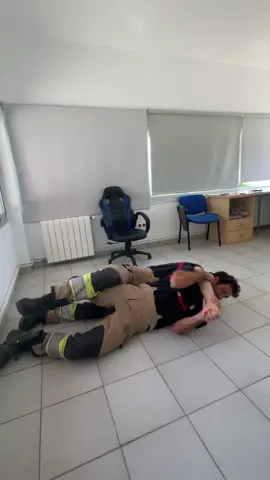 Otro de tantos métodos para llevar a alguien a lugar seguro . #firefighter #bomberos #pompiers ##training 